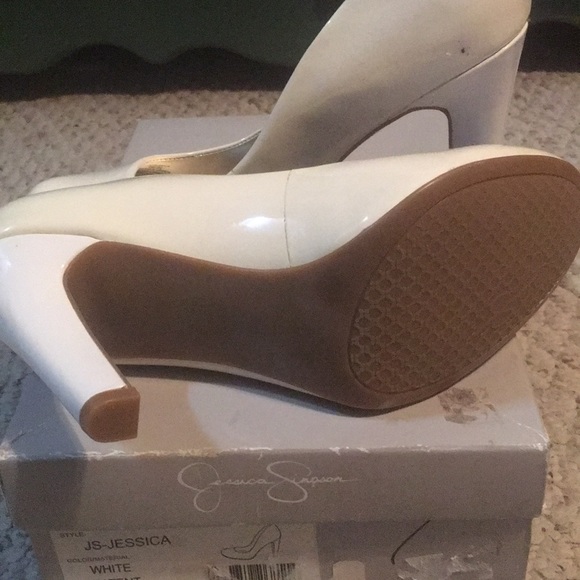 Jessica Simpson’s white heels - Picture 2 of 3